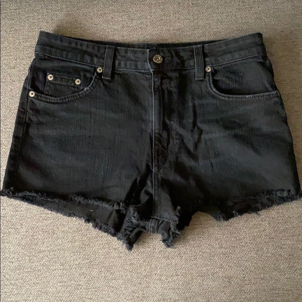 Black car mar cutoffs